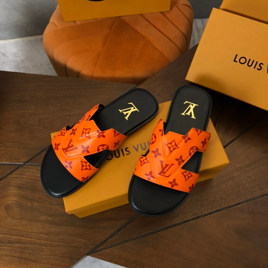 Factory price: 270💰LV counters are selling new brand luxury men's slippers, casual, loose and comfortable. The must-have model in the picture above [Happy][Happy], multiple colors available Size: 38-44, customized 45